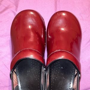 Ruby Red dansko Clogs